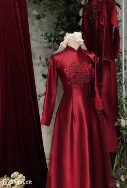 ÁO DÀI CÔ DÂU ĐỎ ĐÔ HỶ HOA 2 BÊN