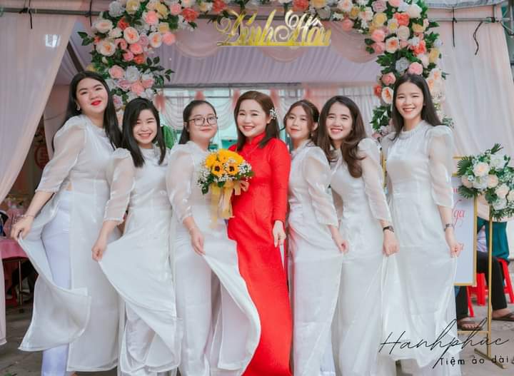 Áo dài bưng quả tay phồng 4 tà 